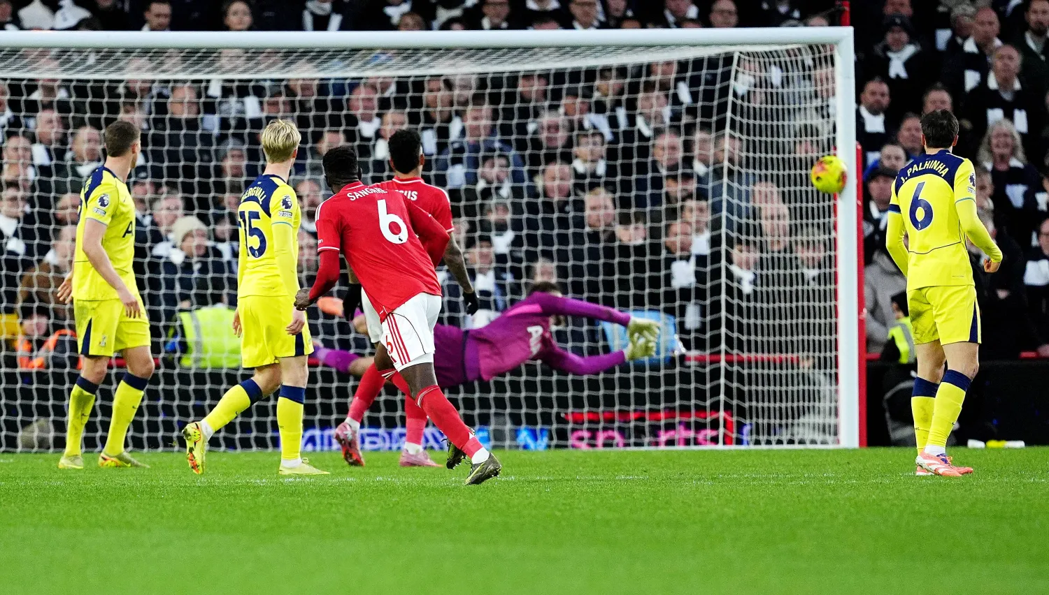 إبراهيم سنغاري لحظة تسجيله الهدف الثالث لنوتنغهام في مرمى توتنهام (د.ب.أ)