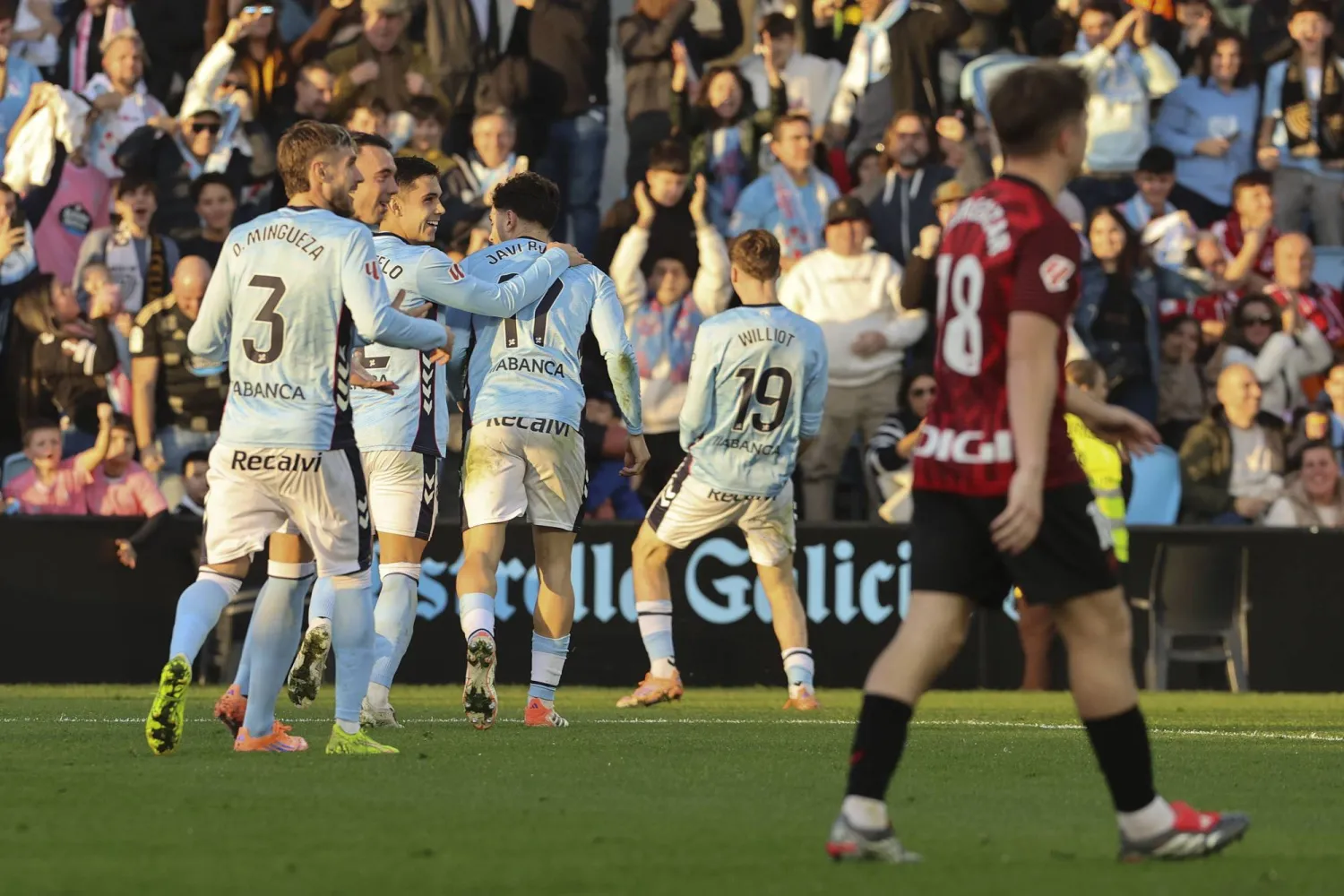 فرحة لاعبي سيلتا فيغو بالفوز على بلباو (إ.ب.أ)