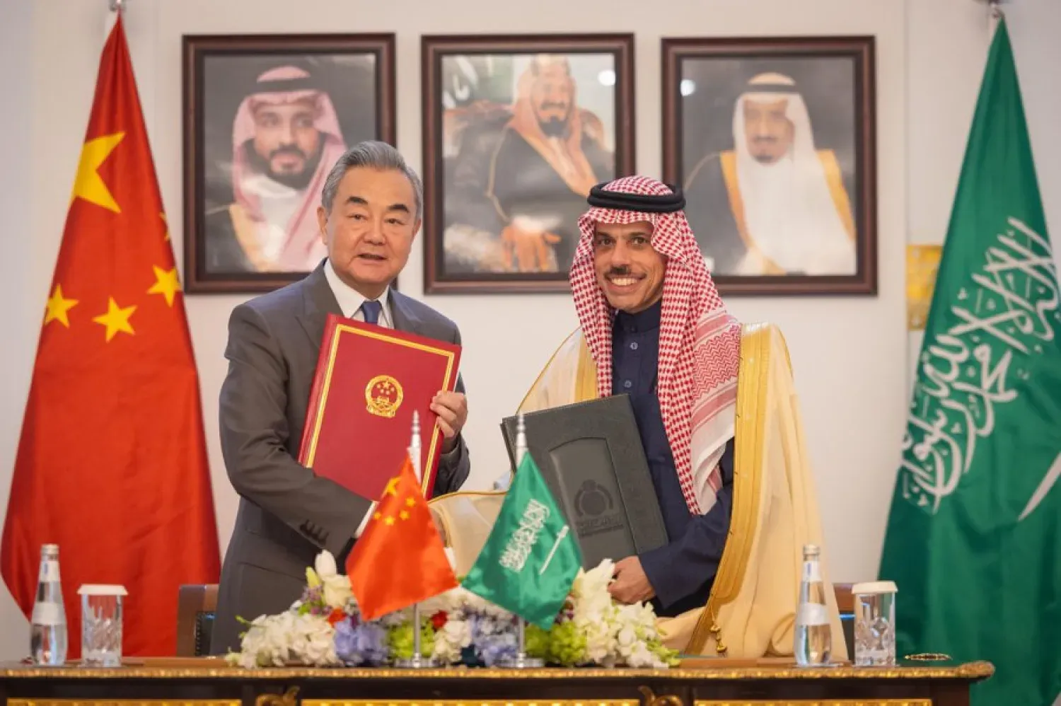 Suudi Arabistan Dışişleri Bakanı Prens Faysal bin Ferhan ve Çinli mevkidaşı Wang Yi, iki ülke arasında karşılıklı vize muafiyeti anlaşmasının imza töreni sırasında (Suudi Arabistan Dışişleri Bakanlığı)