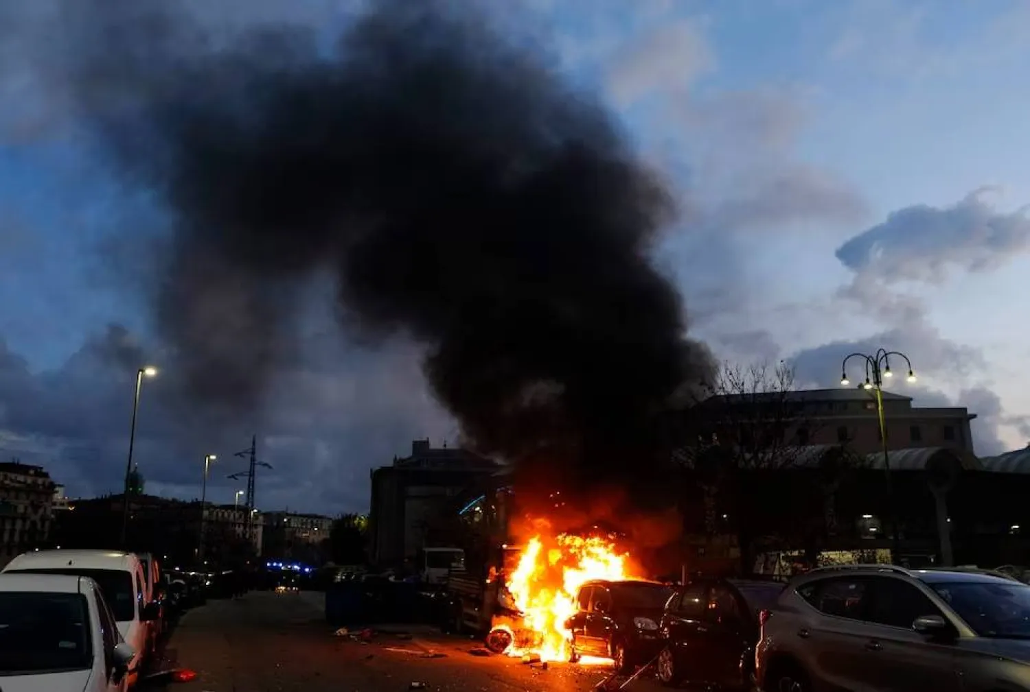 اشتباكات بين مشجعي جنوا وإنتر ميلان خارج ملعب لويجي فيراريس (رويترز) 