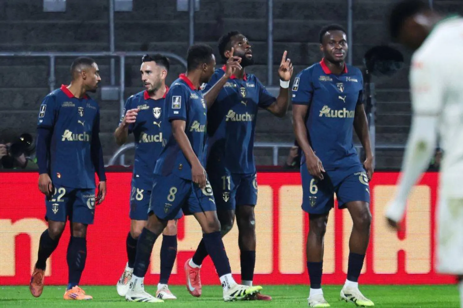 فرحة لاعبي لانس بالفوز على نيس (أ.ف.ب)