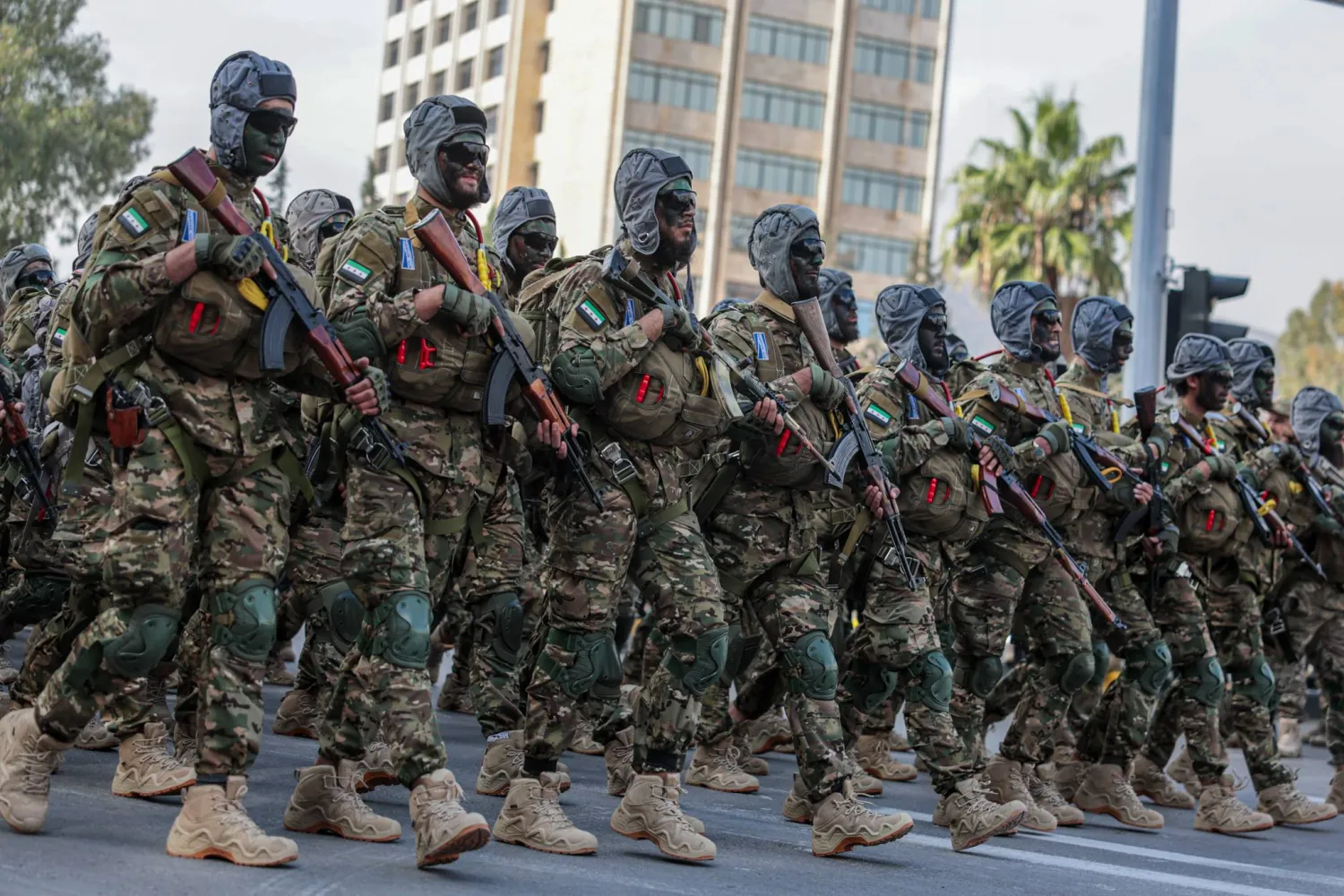 عناصر من الأمن السوري يشاركون في عرض عسكري وسط دمشق بمناسبة الذكرى السنوية الأولى لسقوط نظام الأسد (د.ب.أ)