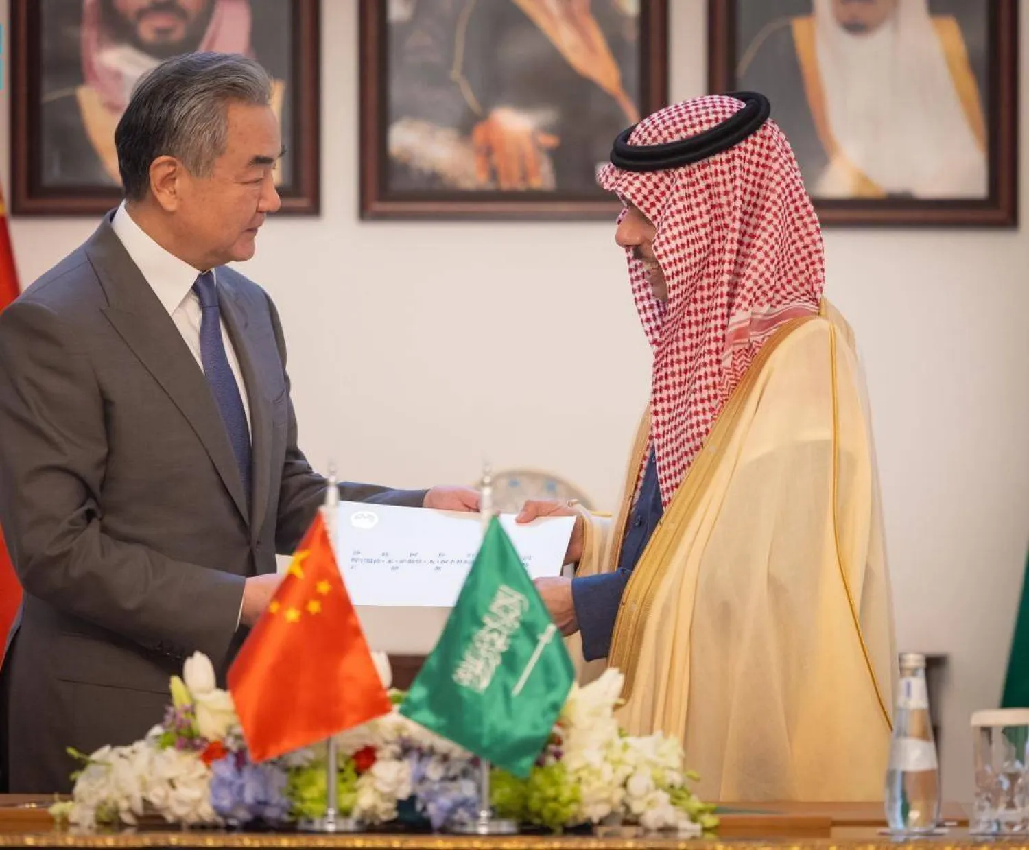 وزير الخارجية السعودي يتسلم الرسالة من نظيره الصيني (واس)