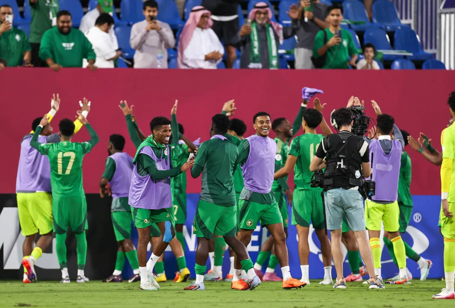 فرحة سعودية بعد بلوغ النهائي الخليجي لفئة الأولمبي (تصوير: سعد العنزي) 