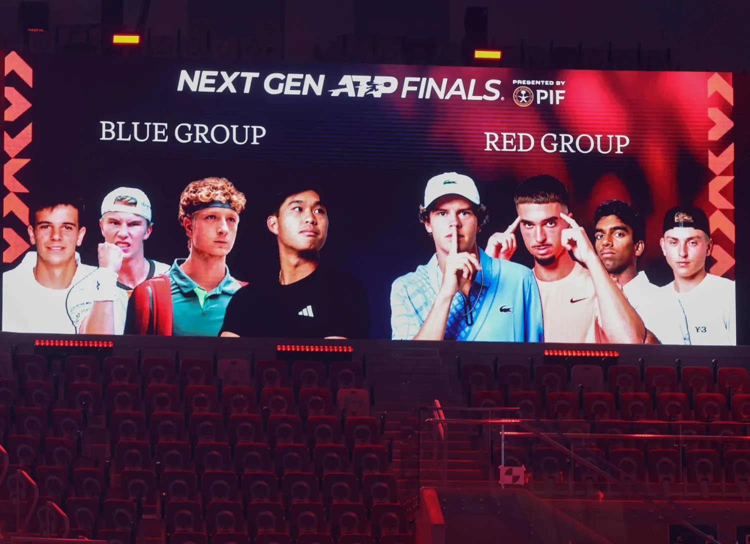 لاعبو المجموعتين على شاشة العرض بعد نهاية مراسم القرعة (تصوير: عدنان مهدلي)