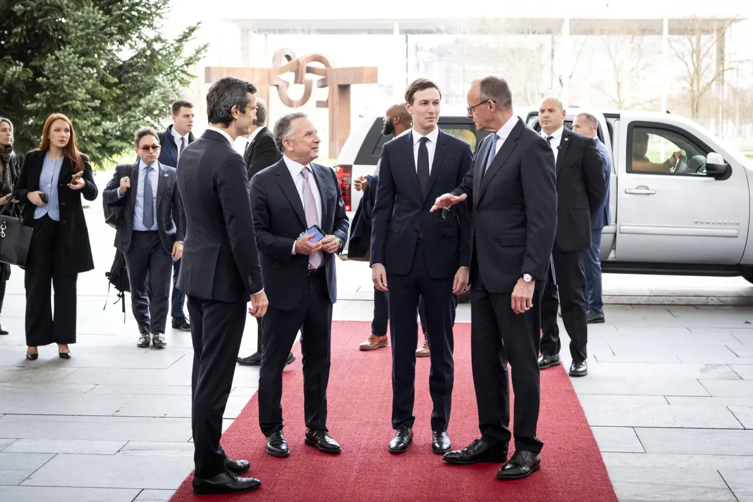 Almanya Başbakanı Friedrich Merz, dün Berlin'de ABD Başkanı Donald Trump’ın Özel Temsilcisi Steve Witkoff ve damadı Jared Kushner'ı karşıladı (EPA)