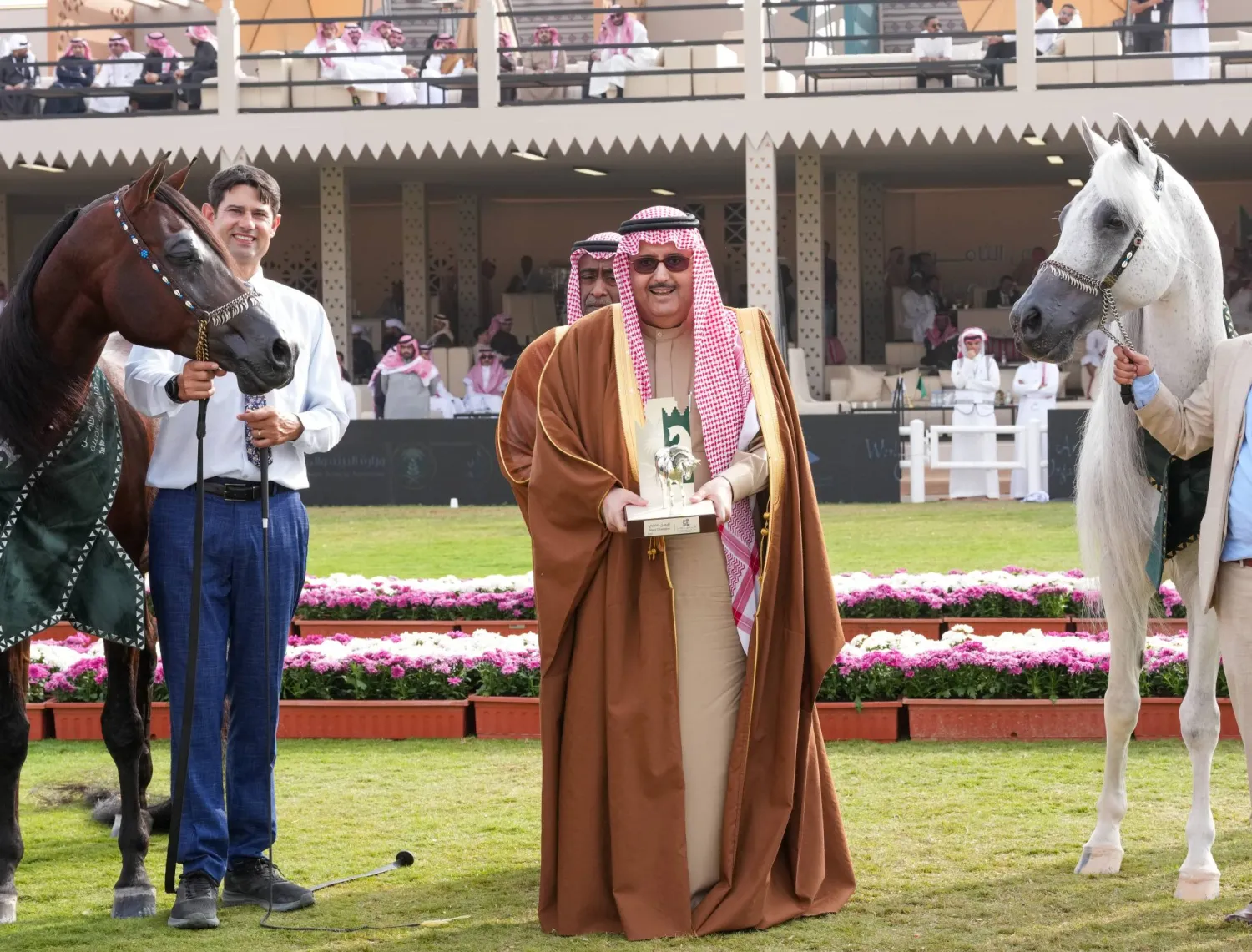 الأمير عبدالعزيز بن أحمد خلال التتويج (الشرق الأوسط)