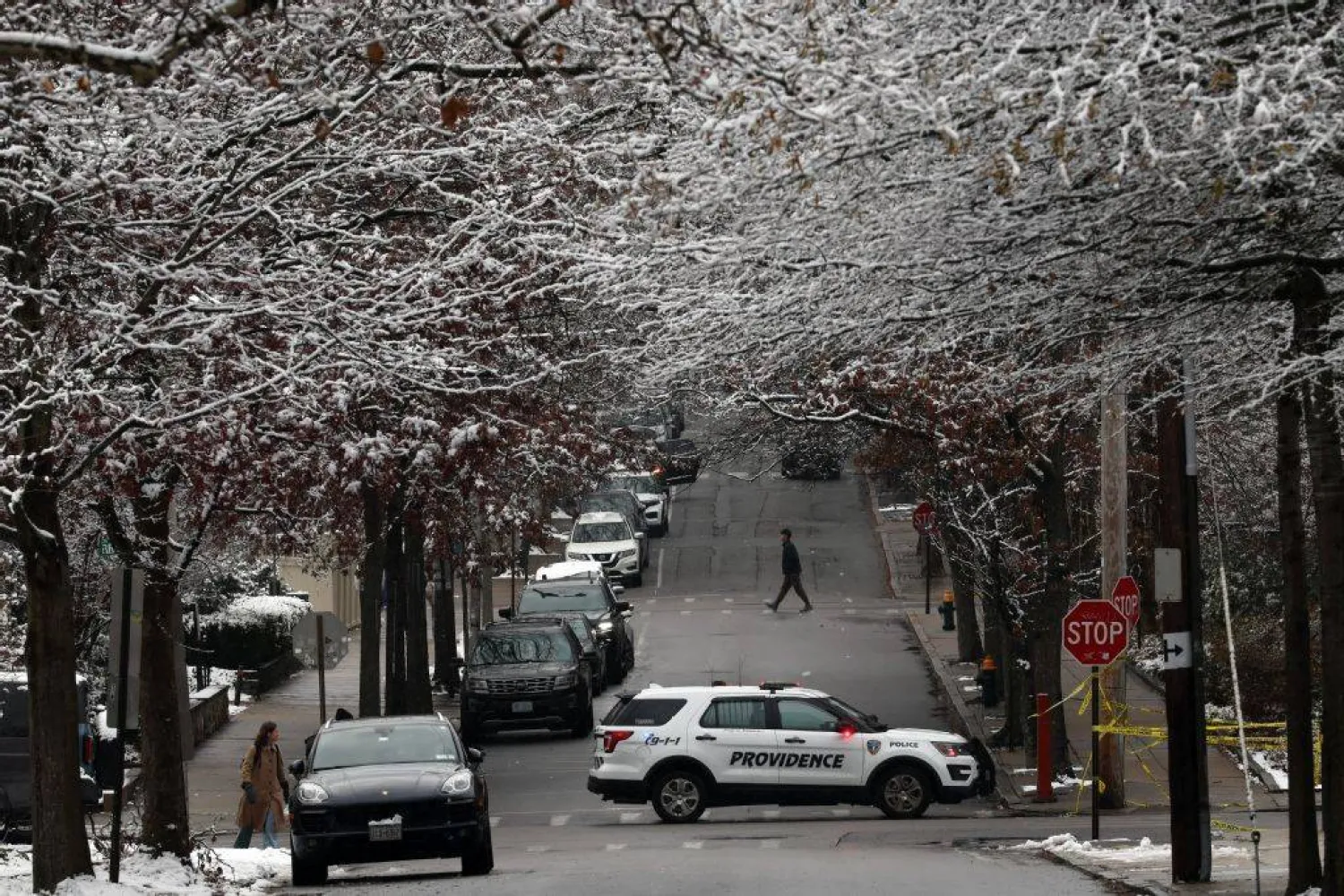 تقوم الشرطة بدوريات في جامعة براون عقب حادث إطلاق نار جماعي (أ.ف.ب)