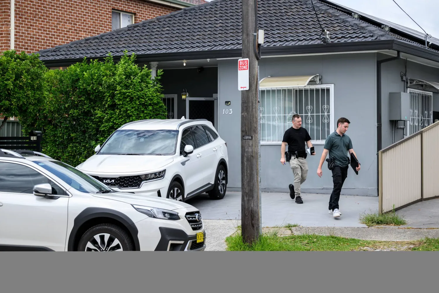 أفراد من شرطة نيو ساوث ويلز يفحصون مكاناً مستأجراً يُعتقد أن منفّذي هجوم بونداي أقاما فيه قبل التنفيذ (إ.ب.أ)