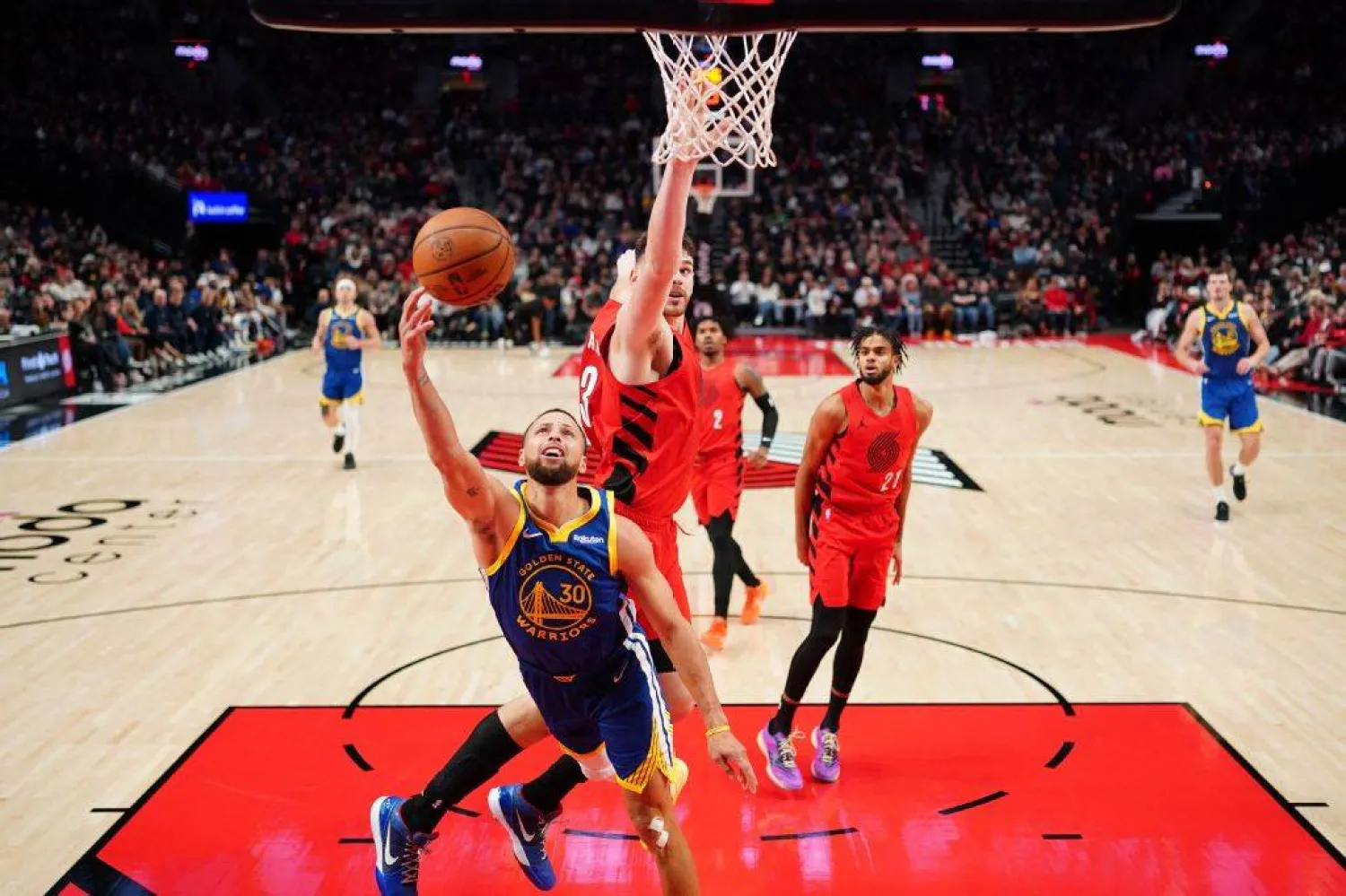 ستيفن كوري في مواجهة السلة (أ.ف.ب)