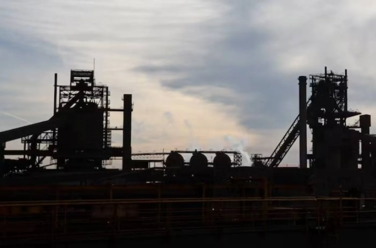 مصنع «تيسن كروب» للصلب في دويسبورغ بألمانيا (رويترز)
