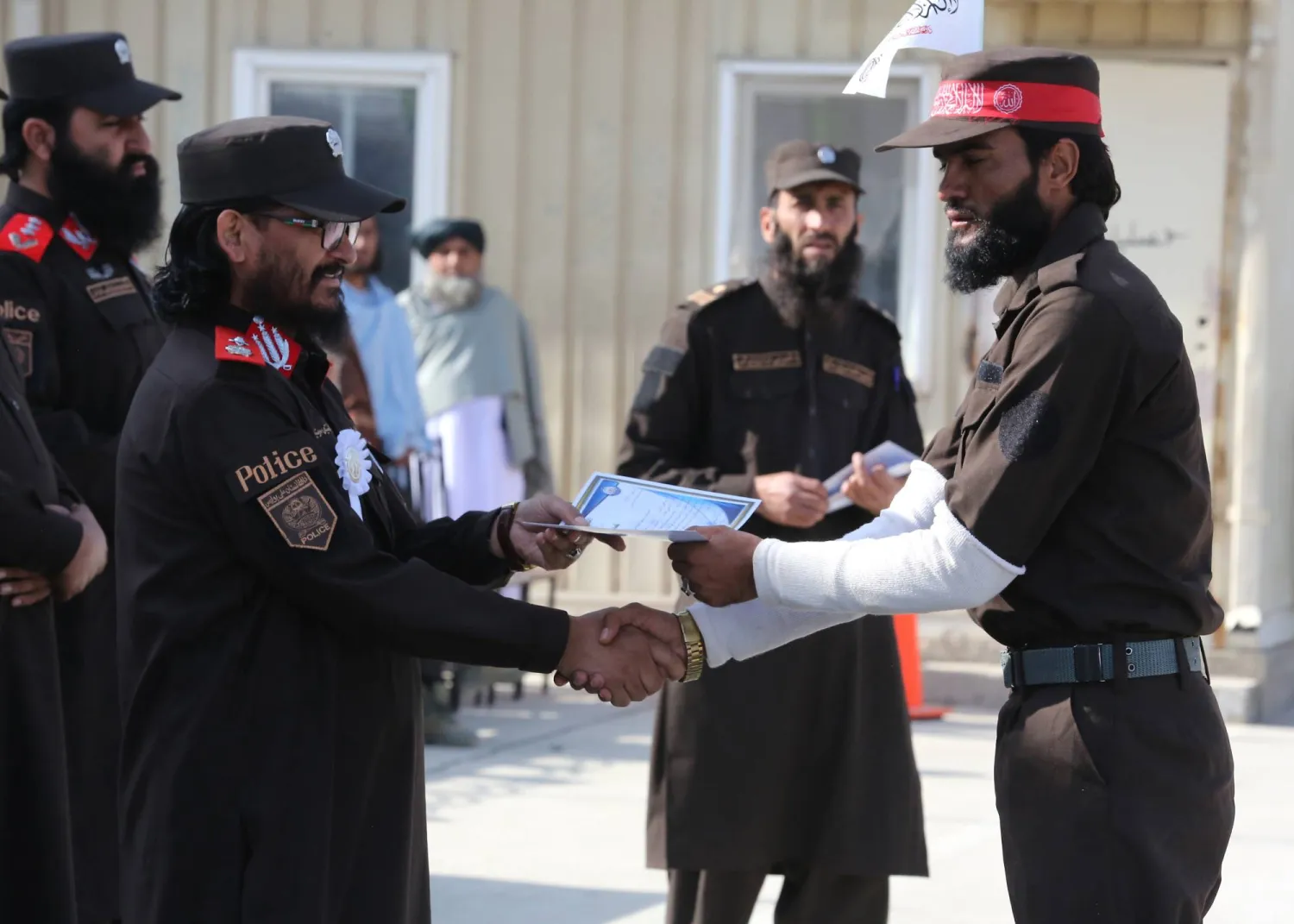 خريجو شرطة «طالبان» يحضرون حفل تخرج جماعي في جلال آباد بولاية ننكرهار - أفغانستان... 11 ديسمبر 2025 (إ.ب.أ)