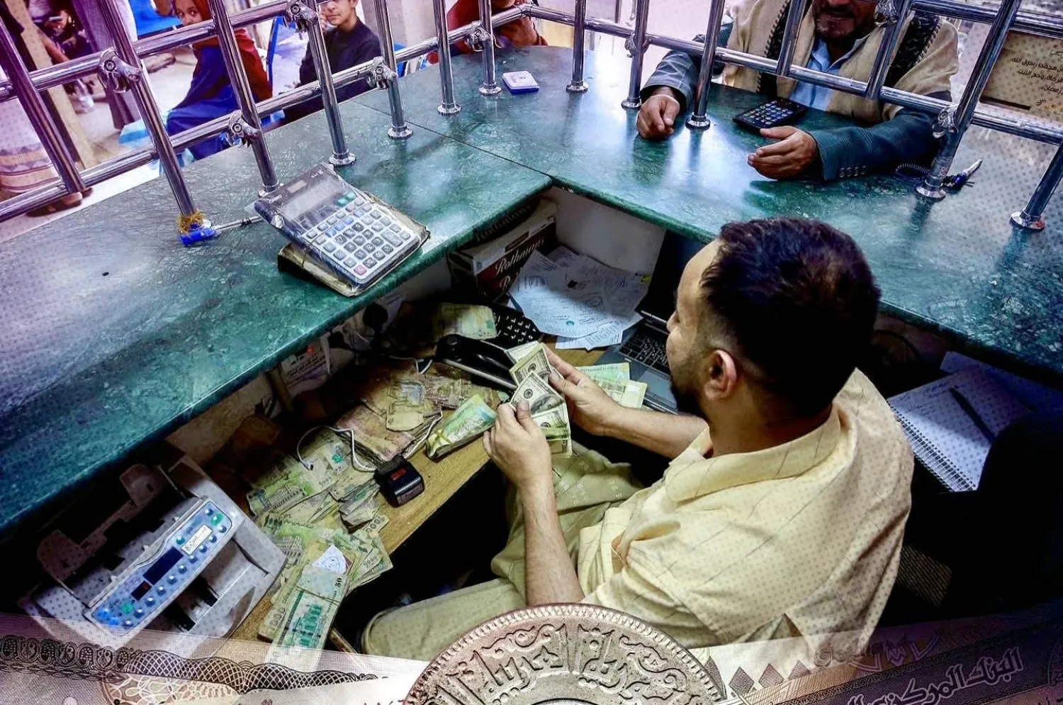 مودعون فقدوا ملايين الريالات اليمنية بسبب تواطؤ الحوثيين (رويترز)