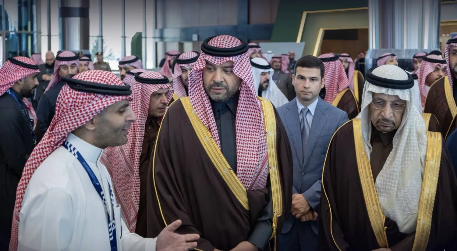 الأمير فيصل بن خالد بن سلطان بن عبد العزيز خلال تدشين منتدى الحدود الشمالية للاستثمار وبجانبه وزير الاستثمار (الشرق الأوسط)