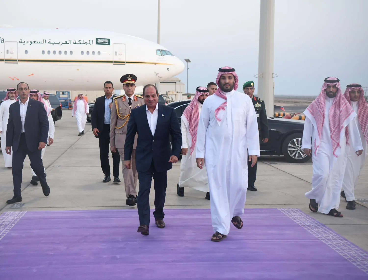 الأمير محمد بن سلمان ولي العهد السعودي يستقبل الرئيس المصري عبد الفتاح السيسي في زيارة أجراها الأخير للسعودية في أغسطس الماضي (الرئاسة المصرية)