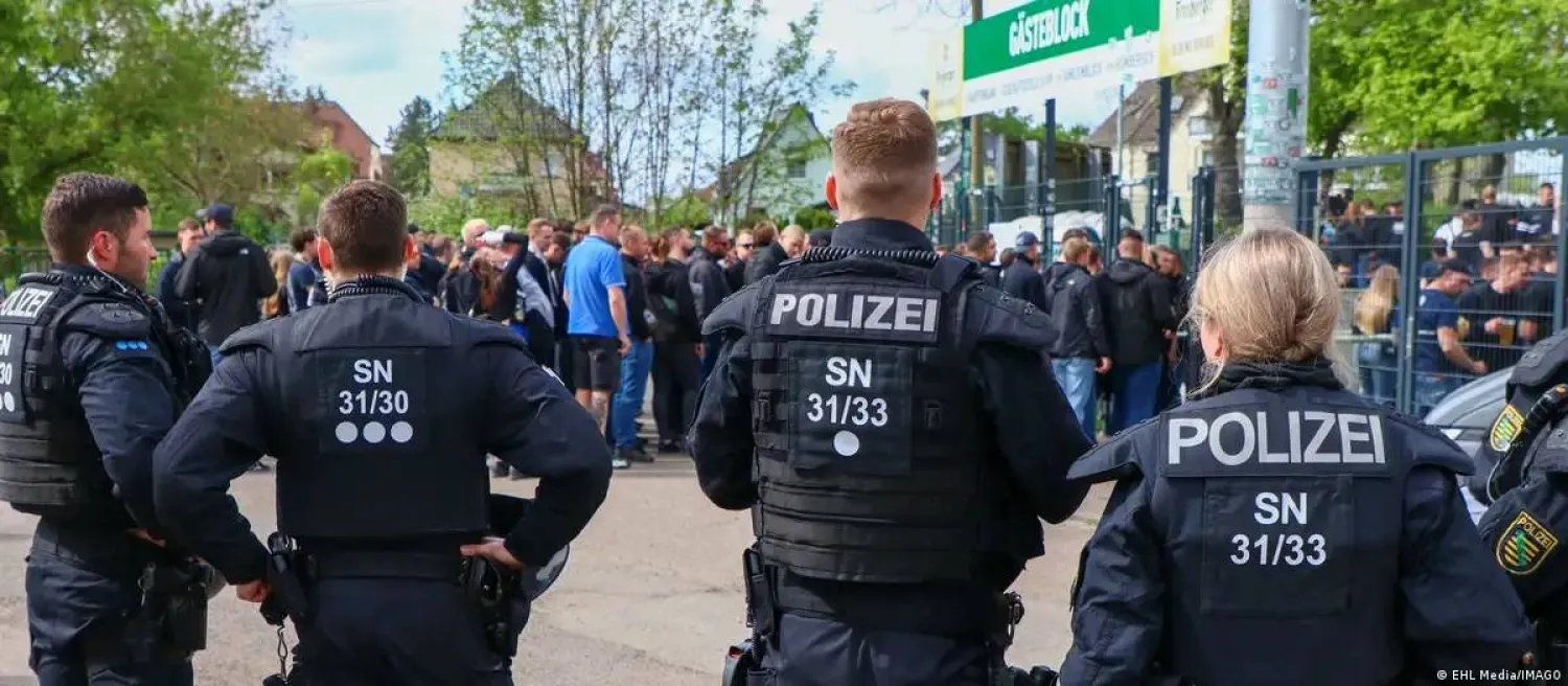 تدخلت الشرطة أثناء حدوث مشكلات بين الجماهير في مباراة الدرجة الرابعة (رويترز)