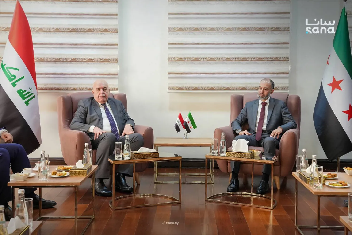 اجتماع رئيس الهيئة العامة للمنافذ والجمارك قتيبة بدوي مع الفريق سامي عبد الحسين راضي مستشار رئيس الوزراء العراقي في دمشق (سانا)