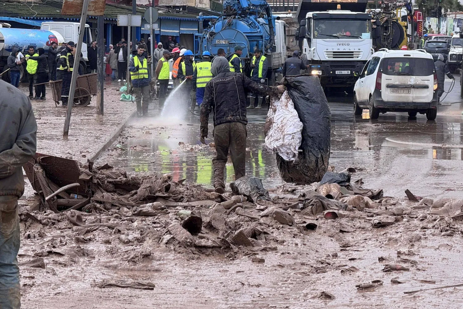 عمال البلدية يرفعون الركام من أحد شوارع بلدة آسفي الساحلية الاثنين (أ.ف.ب)