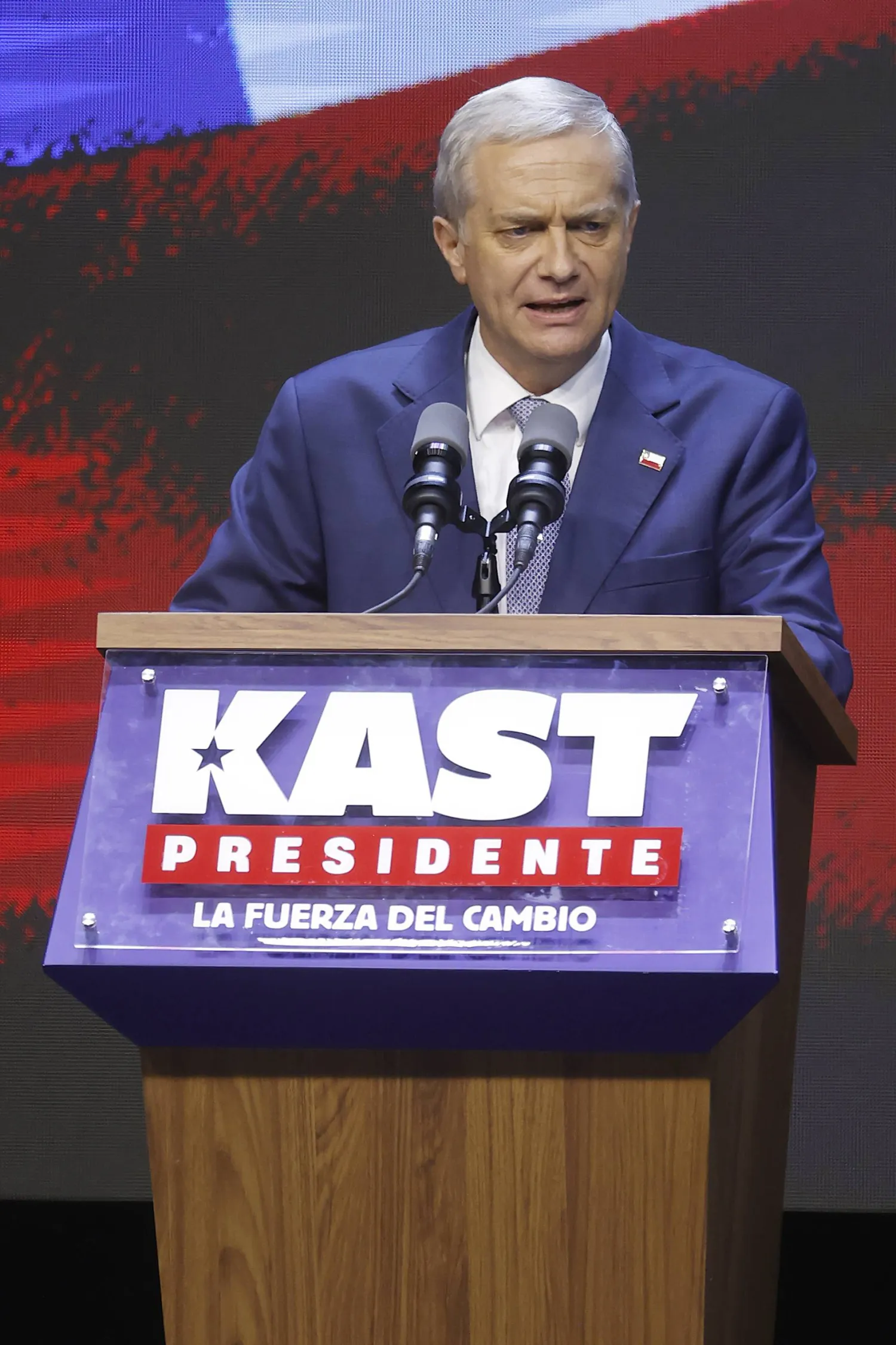 خوسيه أنطونيو كاست يلقي خطاب الفوز بعد إعلان نتائج الدور الثاني من انتخابات الرئاسة في سانتياغو مساء الأحد (إ.ب.أ)