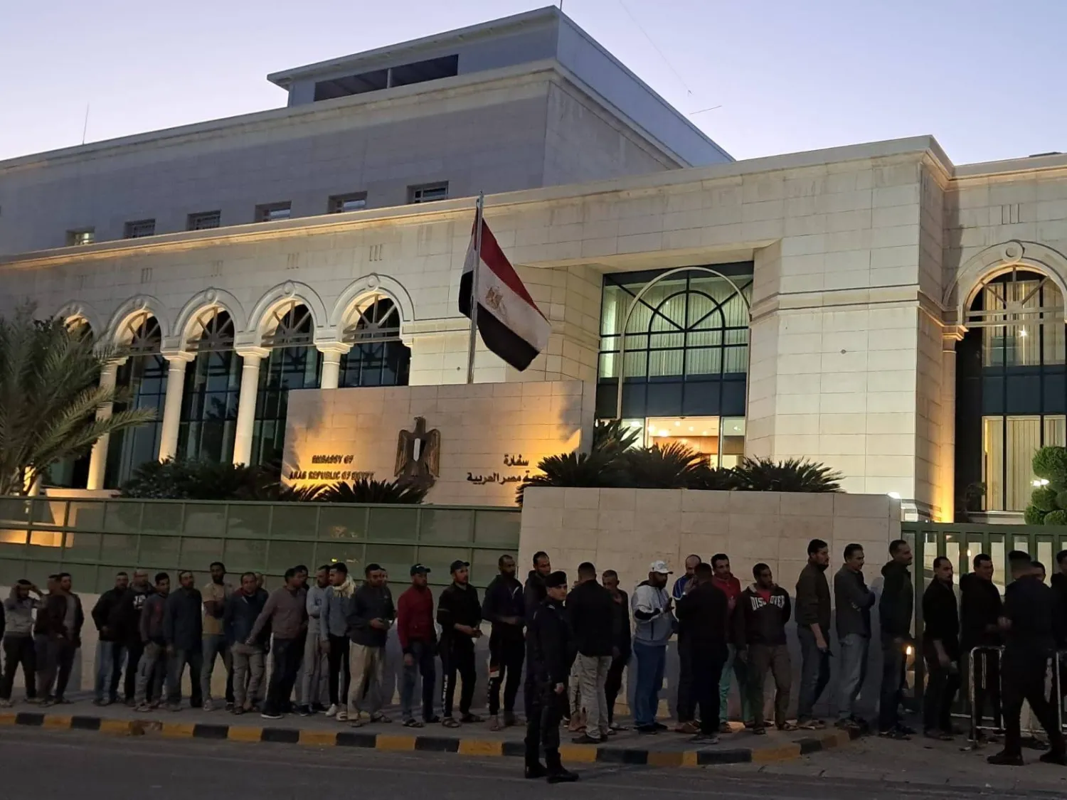 المصريون بالأردن يصوتون في المرحلة الثانية لانتخابات مجلس النواب (أ.ش.أ)
