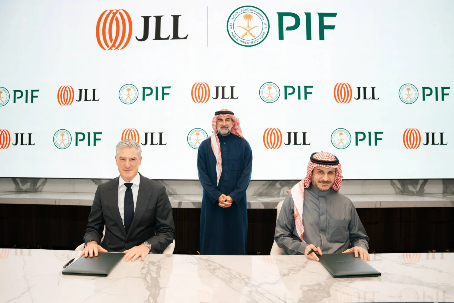 سعد الكرود رئيس الاستثمارات العقارية المحلية في صندوق الاستثمارات العامة ونيل موراي رئيس خدمات إدارة العقارات في «جونز لانغ لاسال» (الشرق الأوسط)