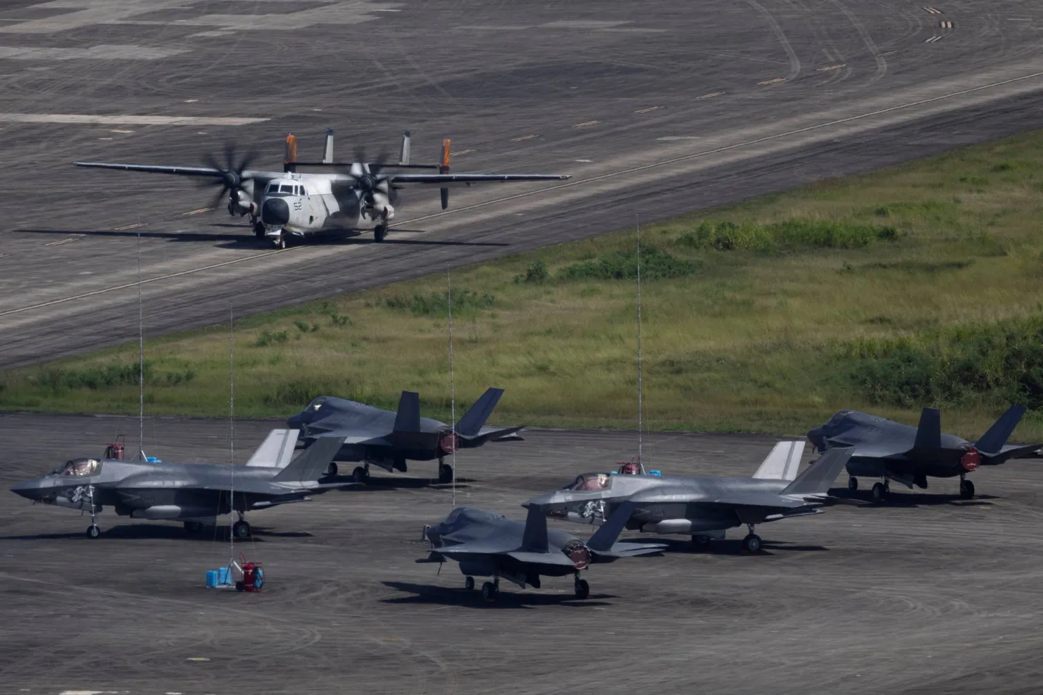 طائرة من طراز «سي 2 غرايهاوند» على مدرج فيه مقاتلات من طراز «إف 35» في قاعدة «روزفلت رود» البحرية في بورتوريكو (رويترز)