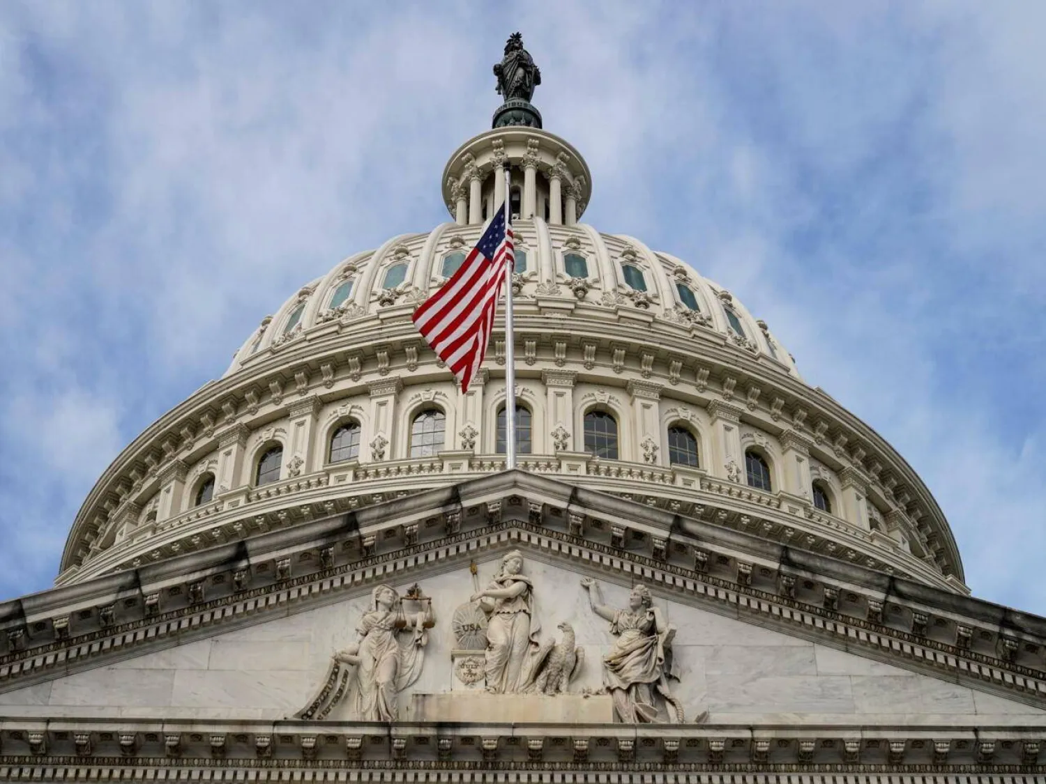 علم أميركا على مجلس الشيوخ في العاصمة واشنطن (رويترز)