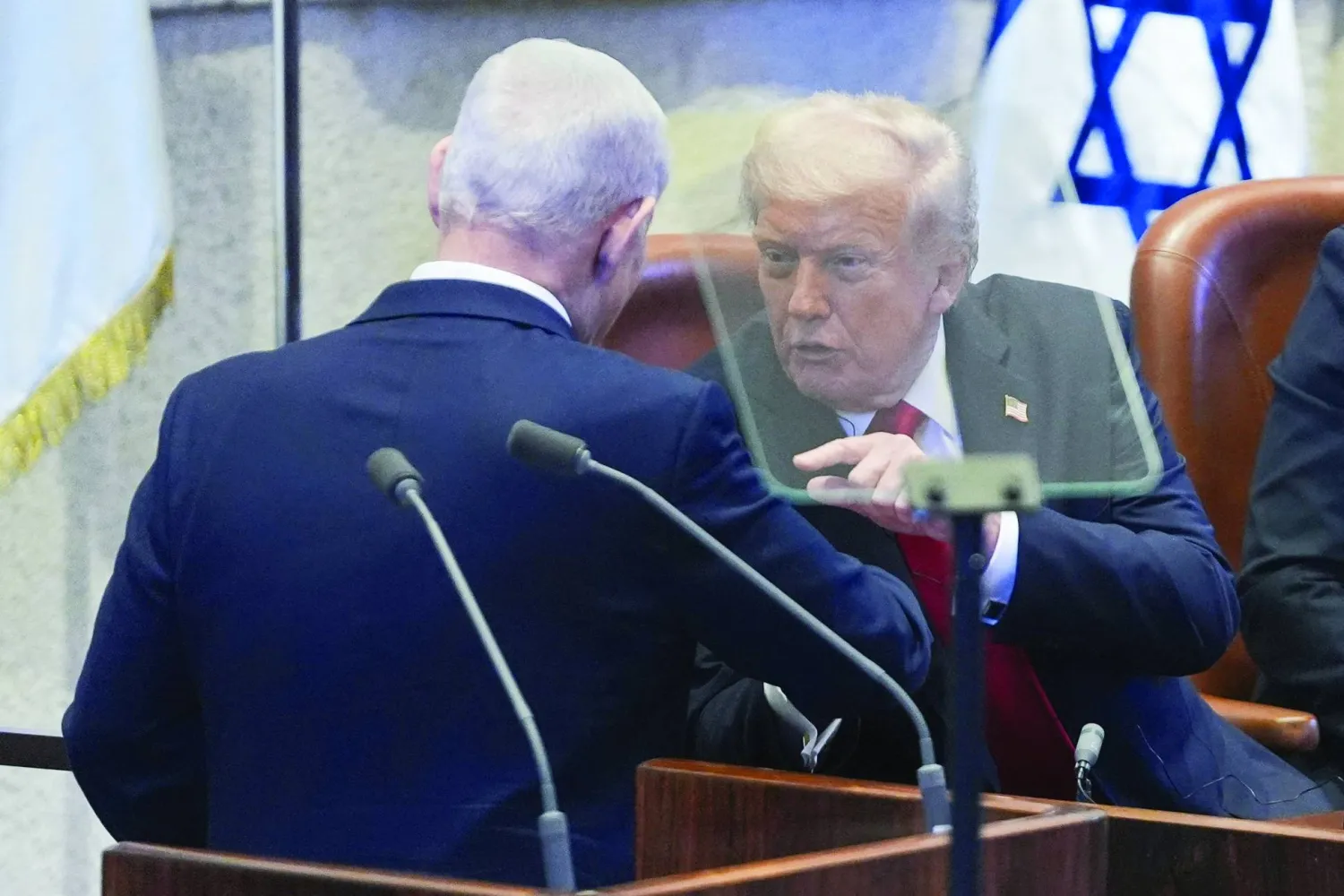 حديث بين ترمب ونتنياهو في الكنيست الإسرائيلي 13 أكتوبر 2025 (أ.ف.ب) 