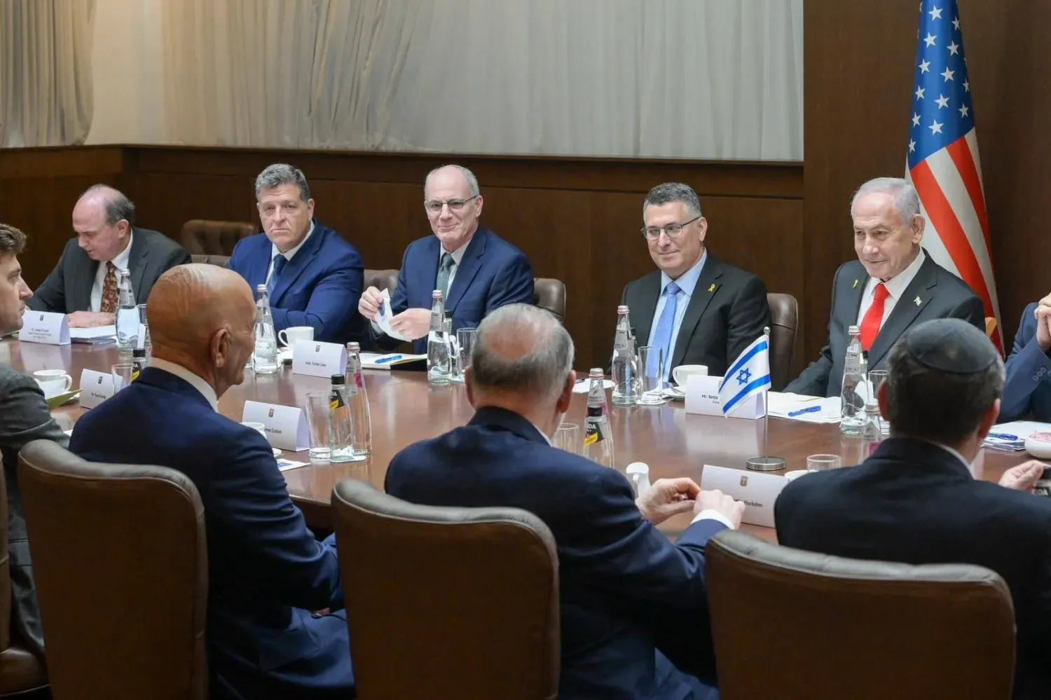 ABD'nin Suriye Özel Temsilcisi Tom Barrack ile İsrail Başbakanı Benjamin Netanyahu arasında Pazartesi günü gerçekleşen görüşmeden bir kare (İsrail hükümeti)