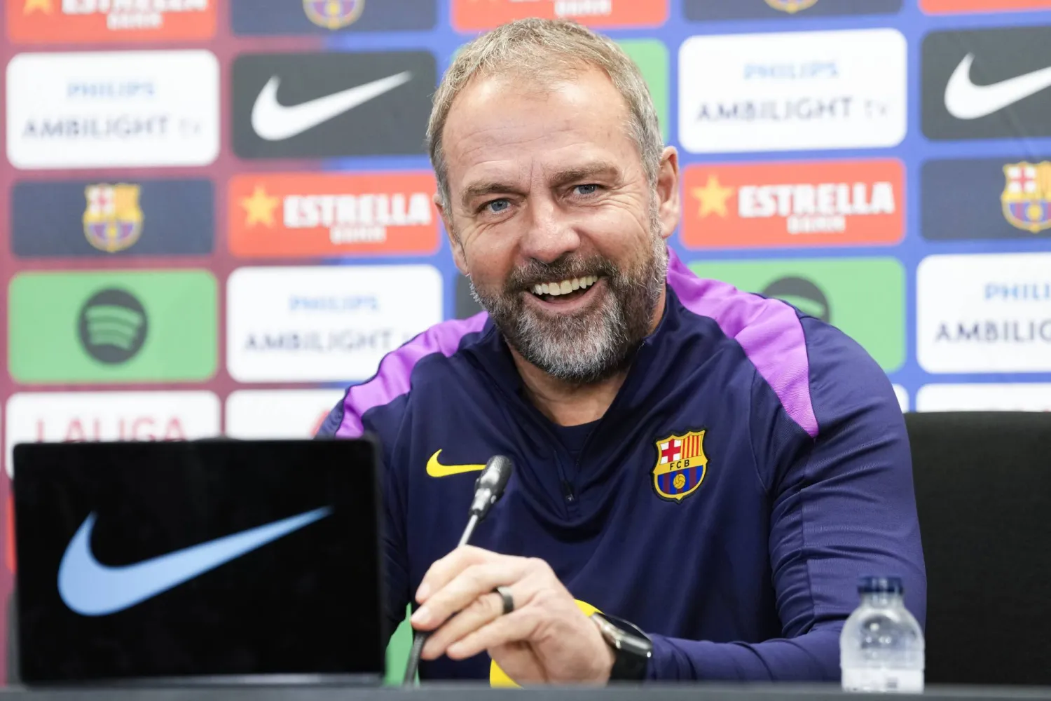 المدرب الألماني لبرشلونة هانزي فليك (إ.ب.أ)