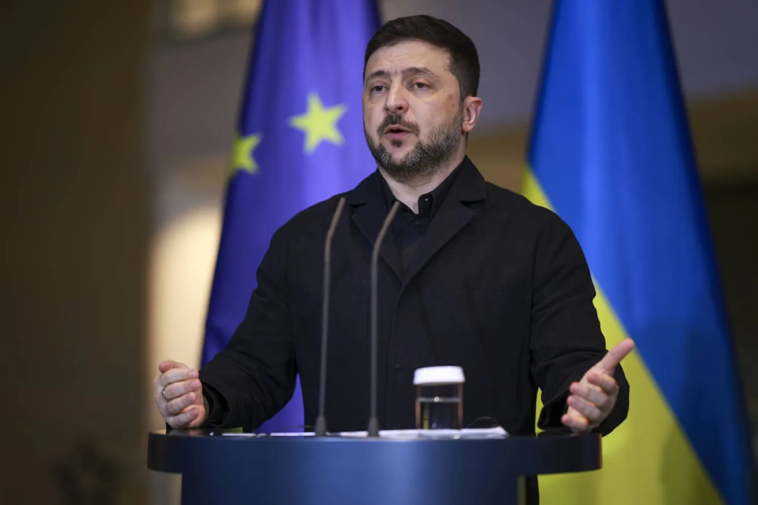 الرئيس الأوكراني فولوديمير زيلينسكي يتحدث خلال مؤتمر صحافي مع المستشار الألماني فريدريش ميرتس في مقر المستشارية في برلين بألمانيا 15 ديسمبر 2025 (إ.ب.أ)
