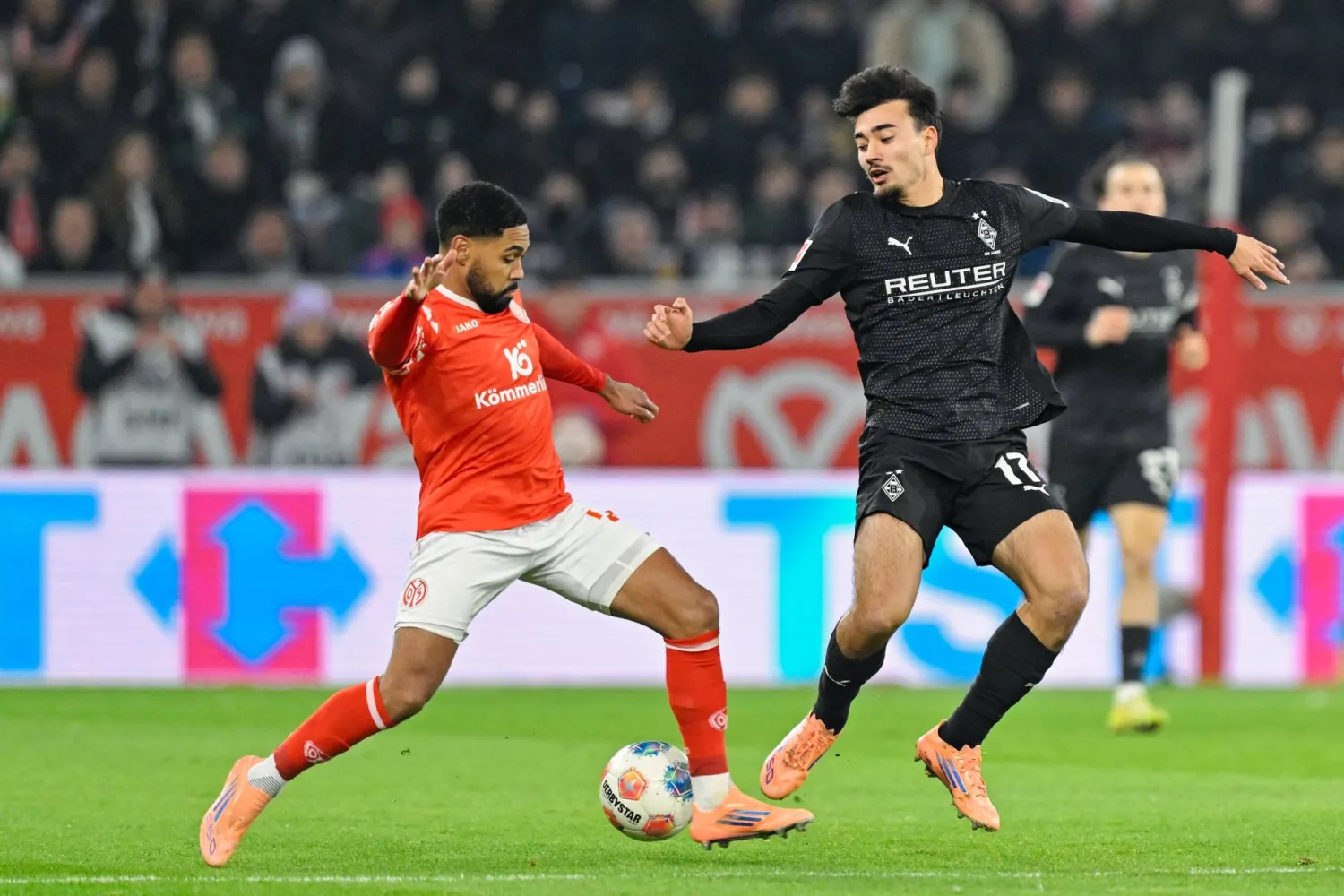 تيم كليندست (يمين) مهاجم فريق بوروسيا مونشنغلادباخ (د.ب.أ) 