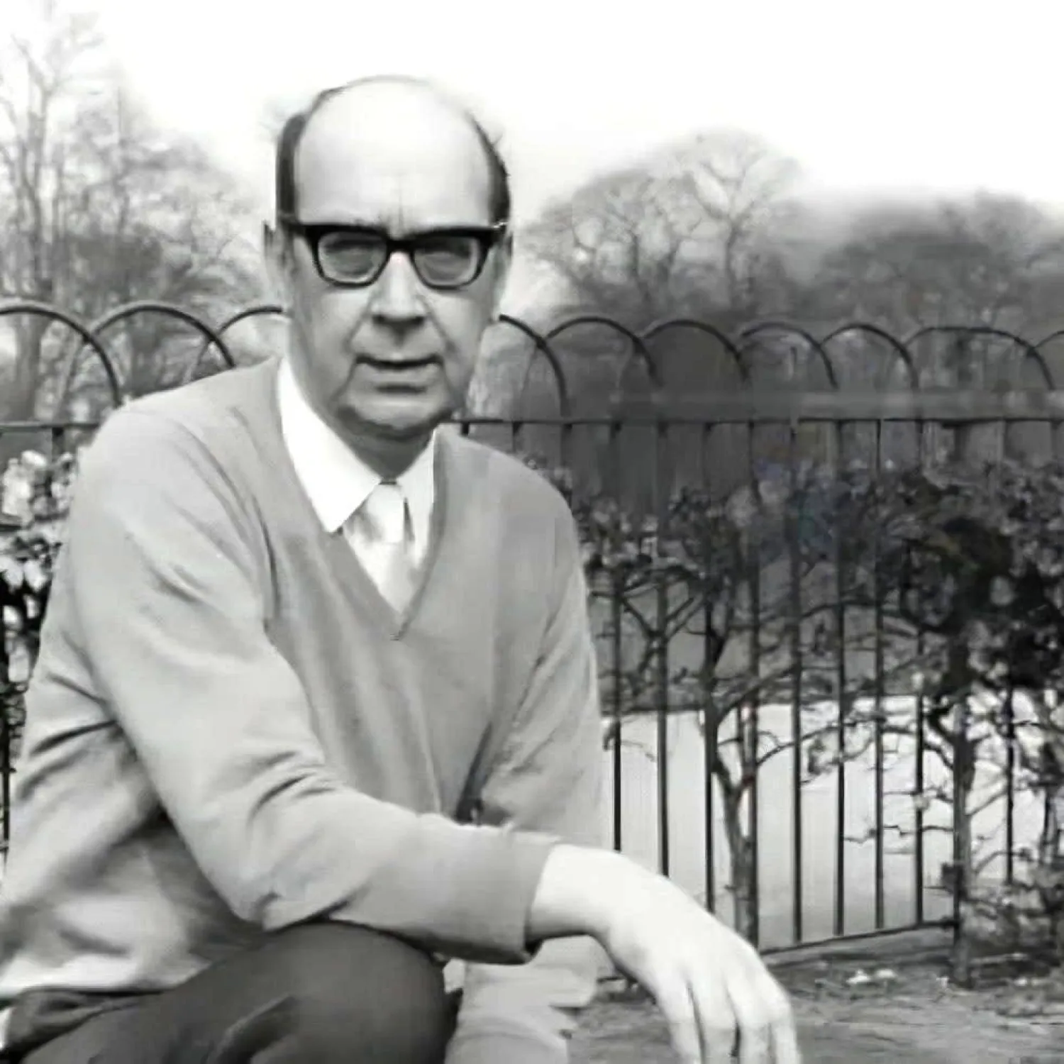 لاركن... شاعر أحبه الناس واختلف عليه النقاد