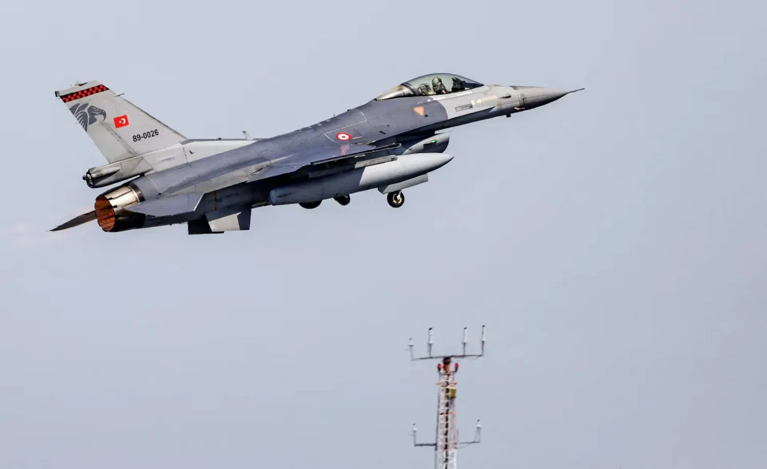 Türk Hava Kuvvetlerine ait bir F-16 savaş uçağı, 9 Haziran 2023'te Kuzey Almanya'da yapılan hava tatbikatları sırasında kalkış yapıyor (Reuters).