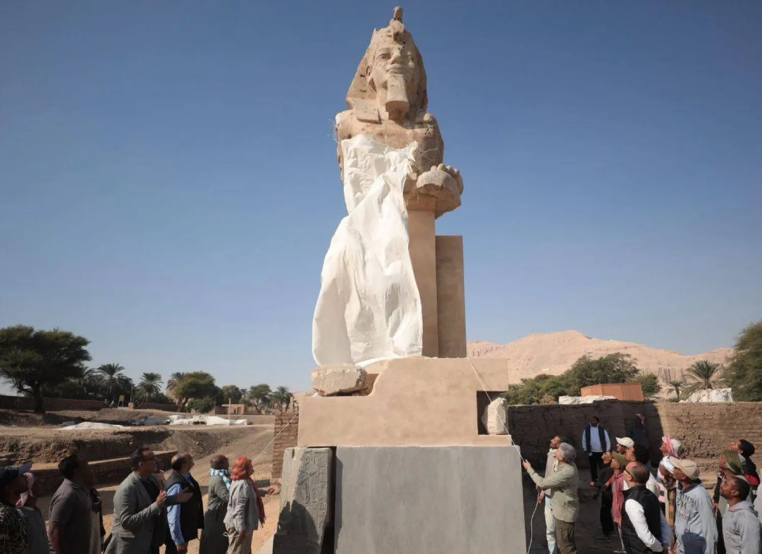 ترميم تمثال أمنحتب الثالث بـ«معبد ملايين السنين» (وزارة السياحة والآثار)