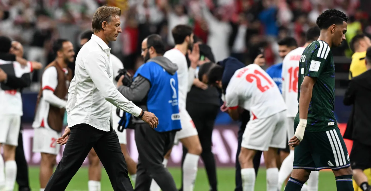 رينارد في طريقه إلى خارج الملعب بعد نهاية المباراة (تصوير: بشير صالح)