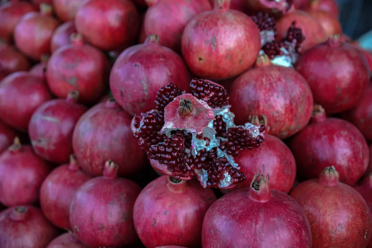 حبات من الرمان في إحدى أسواق كابل (إ.ب.أ)