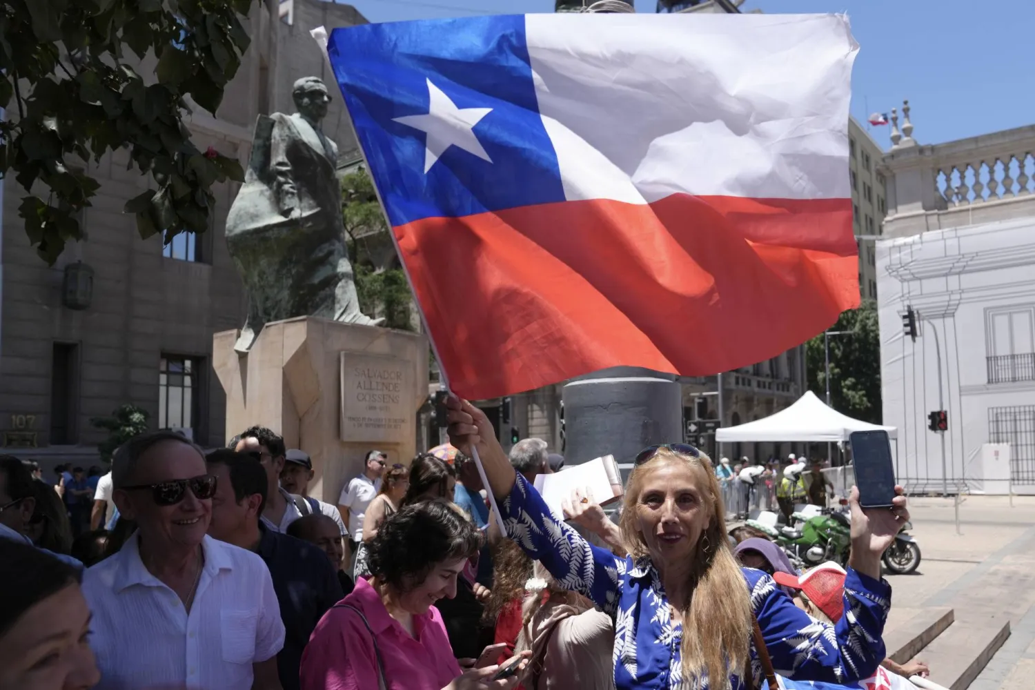 مؤيدو الرئيس المنتخب خوسيه أنطونيو كاست أمام قصر لا مونيدا في سانتياغو - تشيلي (إ.ب.أ)