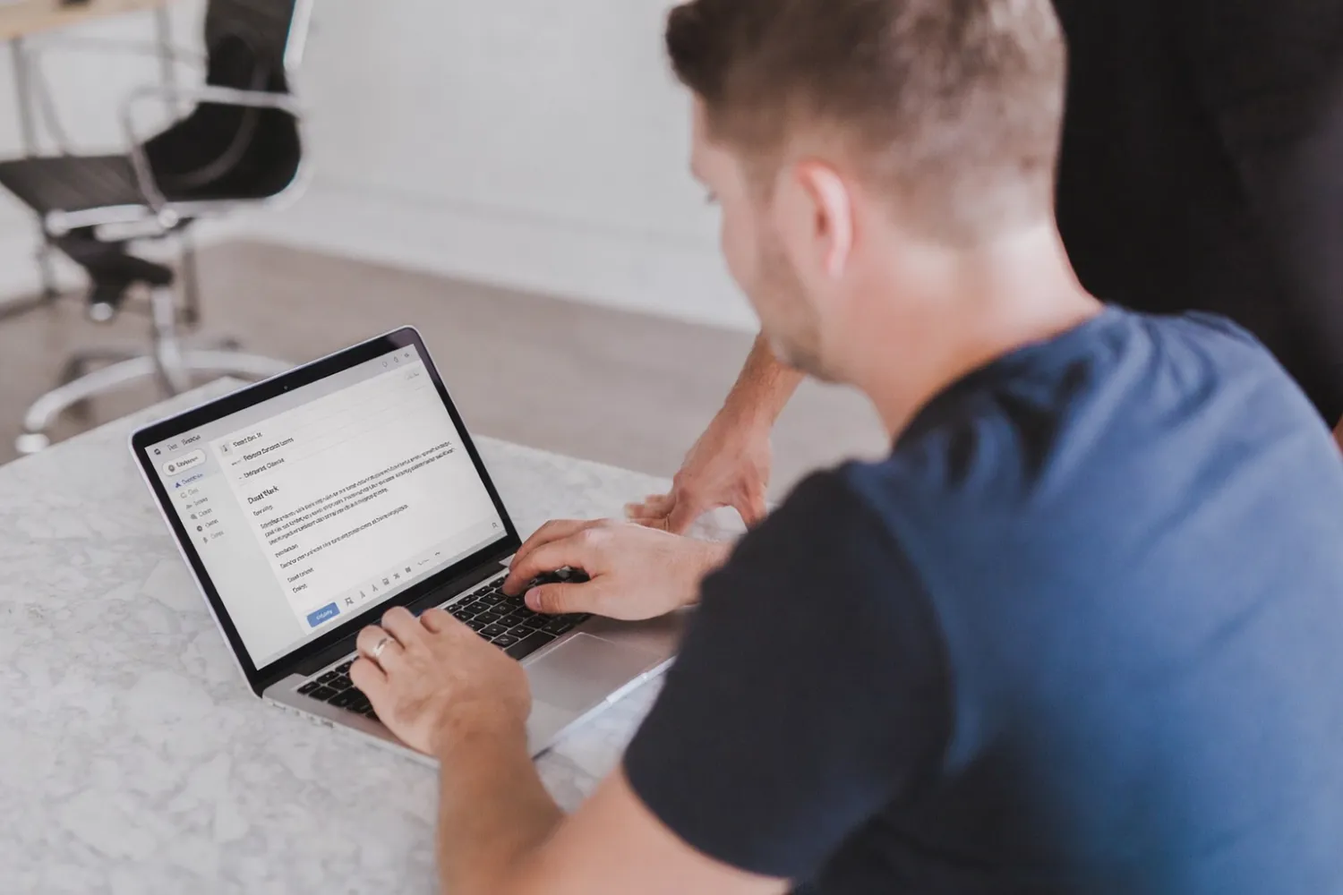 استخدام الرموز التعبيرية في الرسائل المهنية قد يؤدي إلى نتائج عكسية (بيكساباي)