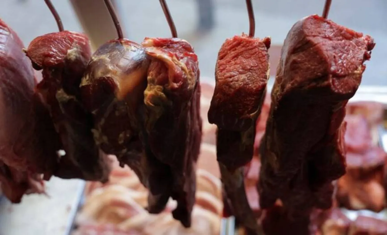 تُعدّ اللحوم الحمراء من المصادر الممتازة لفيتامين «B12» (أرشيفية - رويترز)