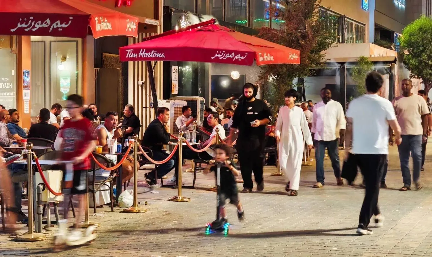  People enjoy sitting outdoors as the summer heat eases in Riyadh (AFP). 