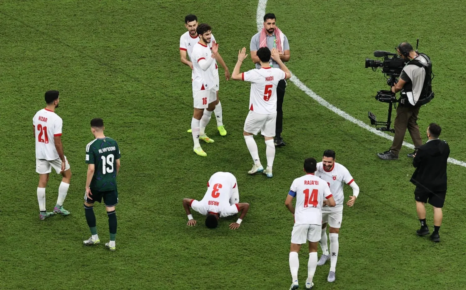 لاعبو الأردن يحتفلون بالفوز على الصقور الخضر والتأهل للنهائي العربي (تصوير: سعد العنزي)