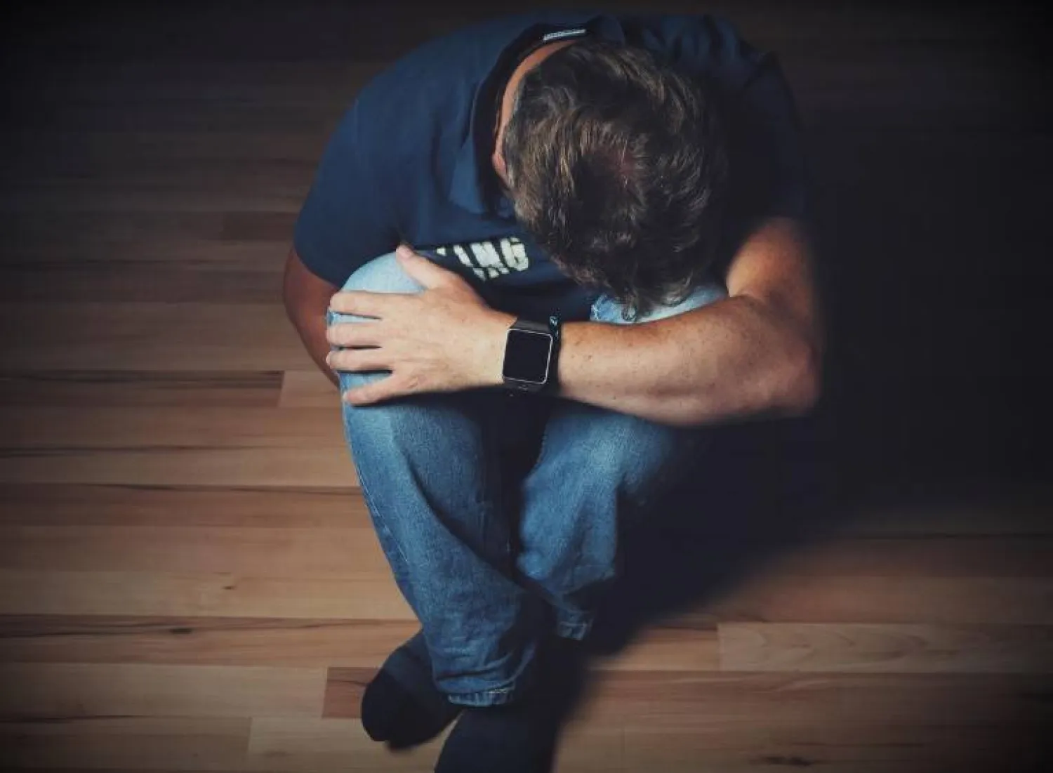 يُعدُّ الشعور بالحزن أو الانخفاض العام في المزاج من أبرز علامات الاكتئاب (بكساباي)