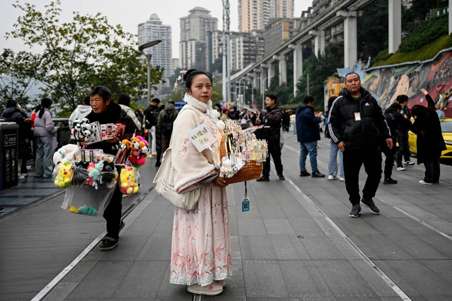 بائعون في شارع تجاري بإحدى مدن جنوب شرقي الصين (أ.ف.ب)