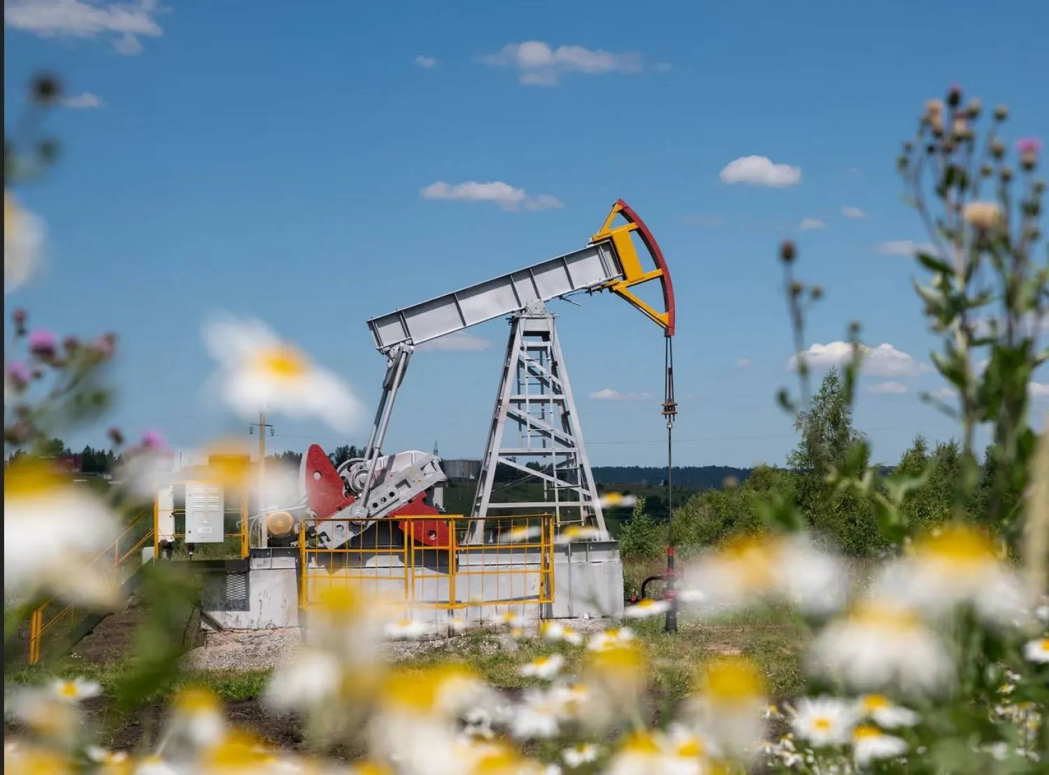 حفَّارة نفط تعمل في حقل خارج منطقة ألميتيفسك بجمهورية تتارستان الروسية (رويترز)