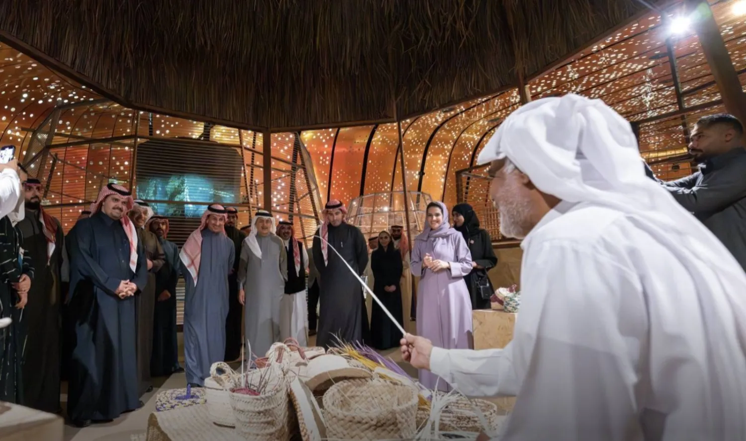 وزير السياحة مع رئيس «أرامكو السعودية» يقوم بجولة في مركز الملك عبد العزيز الثقافي العالمي في المنطقة الشرقية (الشرق الأوسط)