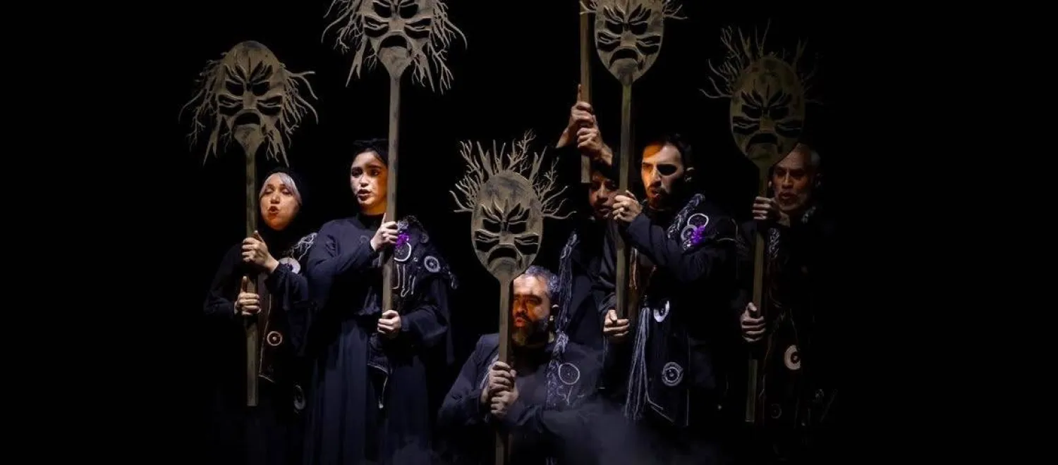 مشهد من مسرحية «تكلم حتى أراك» في أول أيام المهرجان (هيئة المسرح)