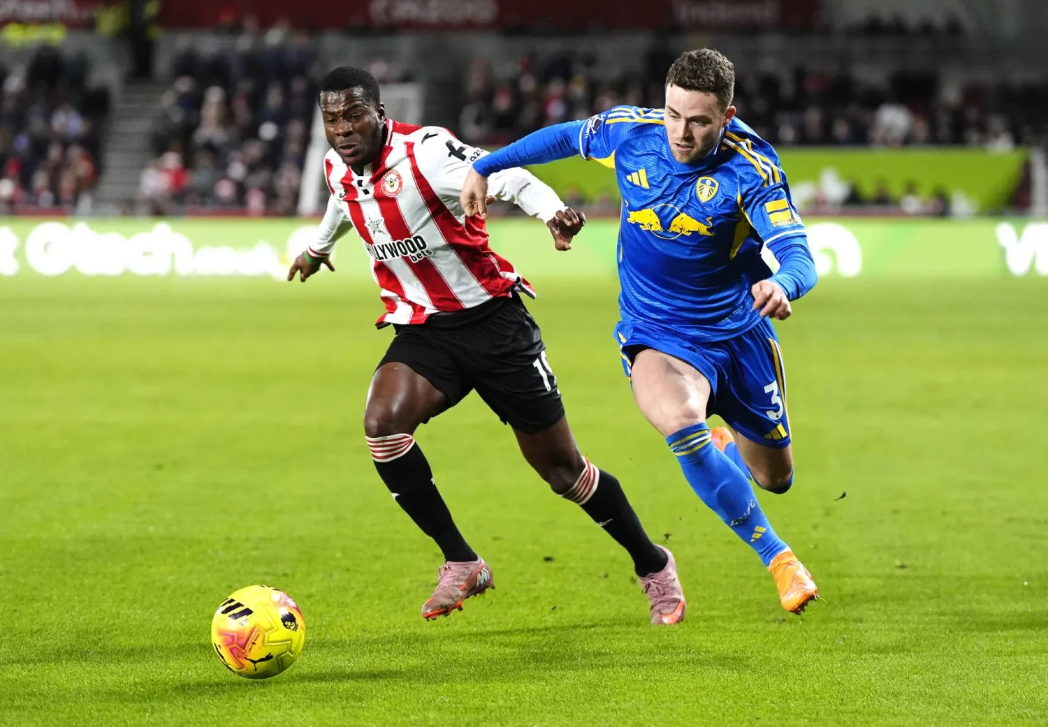 14 December 2025, United Kingdom, London: Sunderland's Habib Diarra (L) and Leeds United's Gabriel Gudmundsson battle for the ball during the English Premier League soccer match between Brentford and Leeds United at the Gtech Community Stadium. (dpa)