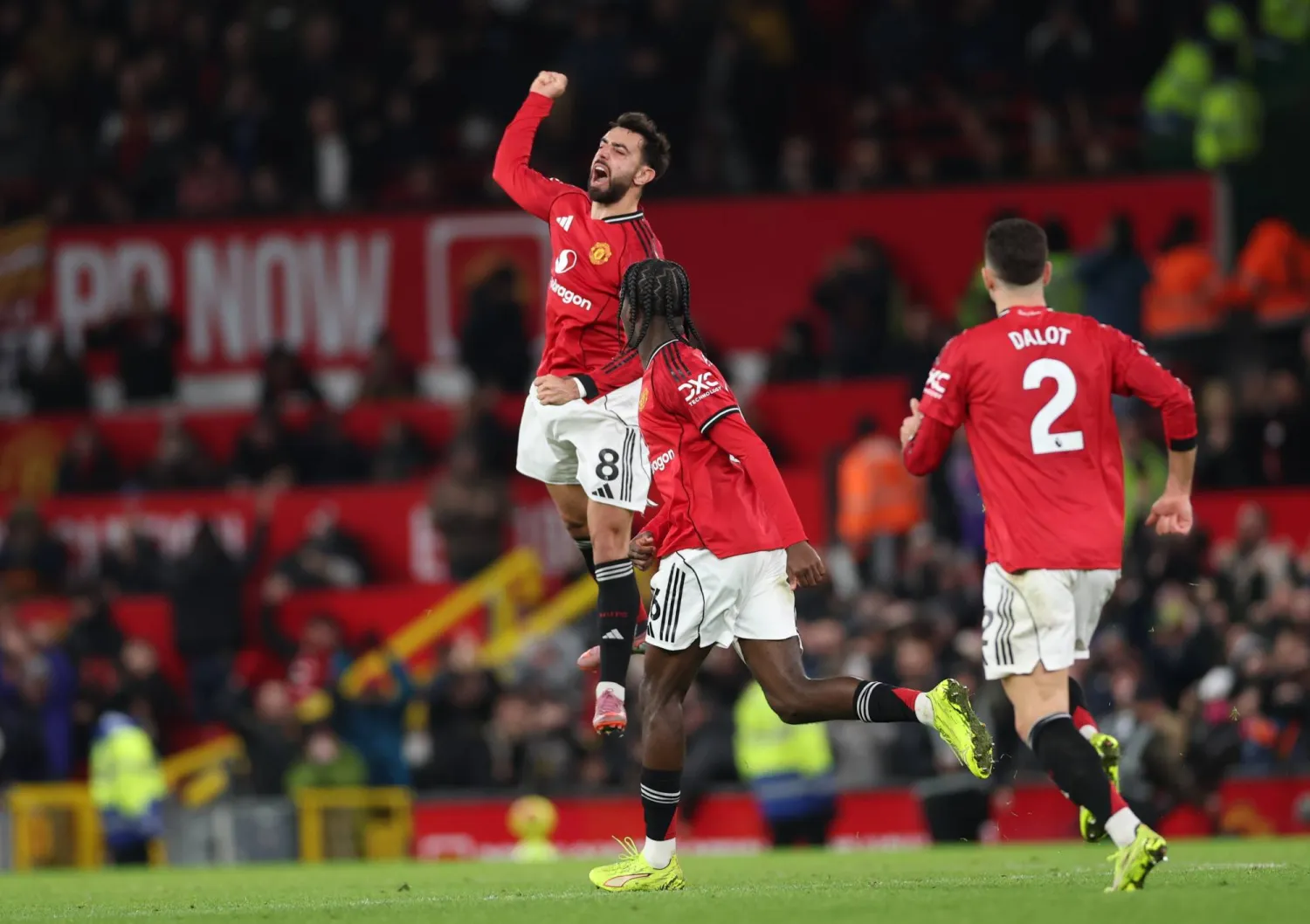 مواجهة مانشستر يونايتد وبورنموث على ملعب «أولد ترافورد» كانت واحدة من أكثر مباريات الدوري الإنجليزي الممتاز إثارة هذا الموسم (إ.ب.أ)