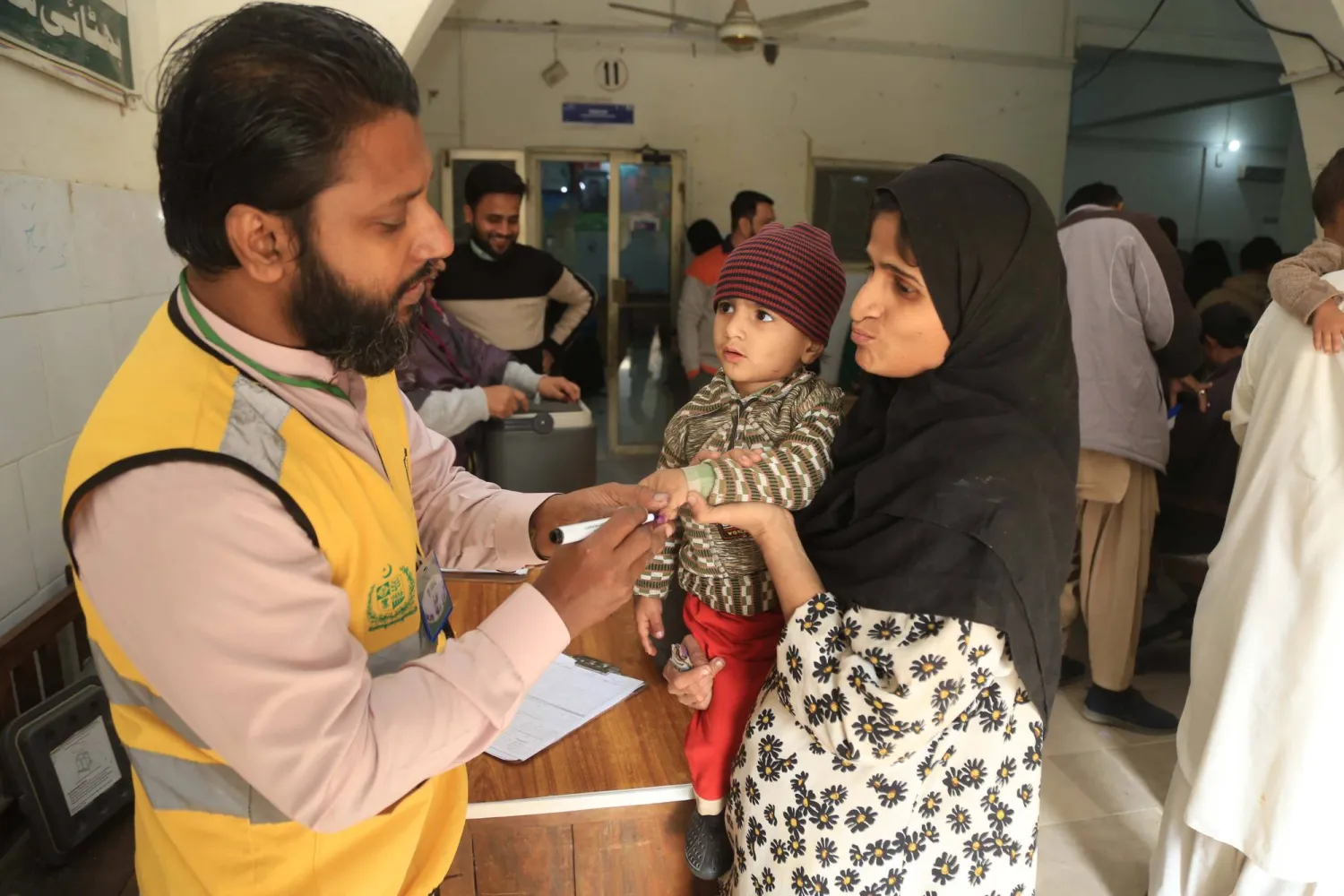 A health worker marks a child’s finger after administering a polio vaccination in Hyderabad, Pakistan, 15 December 2025. EPA/NADEEM KHAWAR 